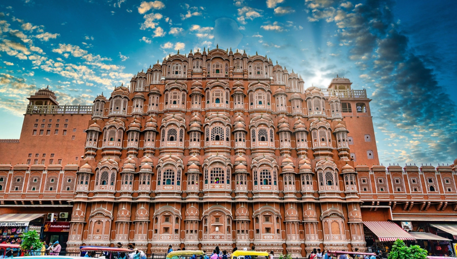 Hawa Mahal được xây dựng theo mô hình tổ ong, nổi bật với những bức tường cao màu hồng