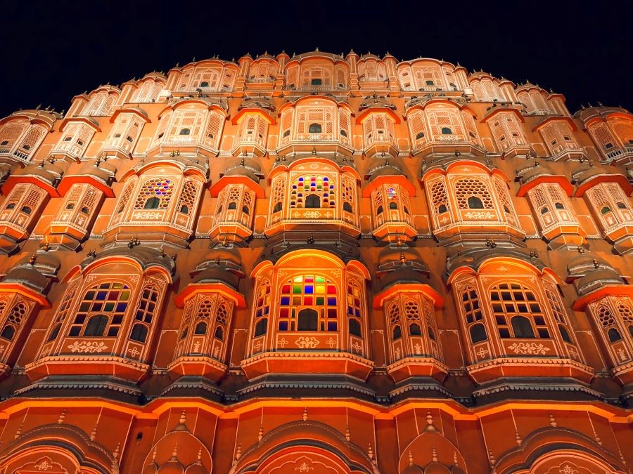 Cận cảnh vẻ đẹp độc đáo của hàng trăm ô cửa sổ nhỏ tại Cung điện Hawa Mahal