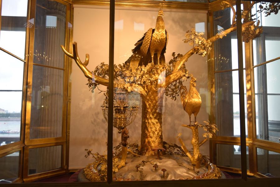 Đồng hồ Con Công lộng lẫy, được trang hoàng vô cùng tỉ mỉ, cầu kỳ và tinh xảo