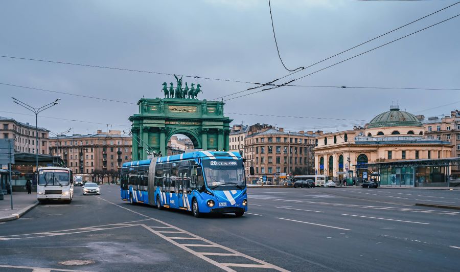 Thành phố Saint Petersburg sở hữu hệ thống giao thông hiện đại sẽ đưa du khách đến cung điện một cách dễ dàng