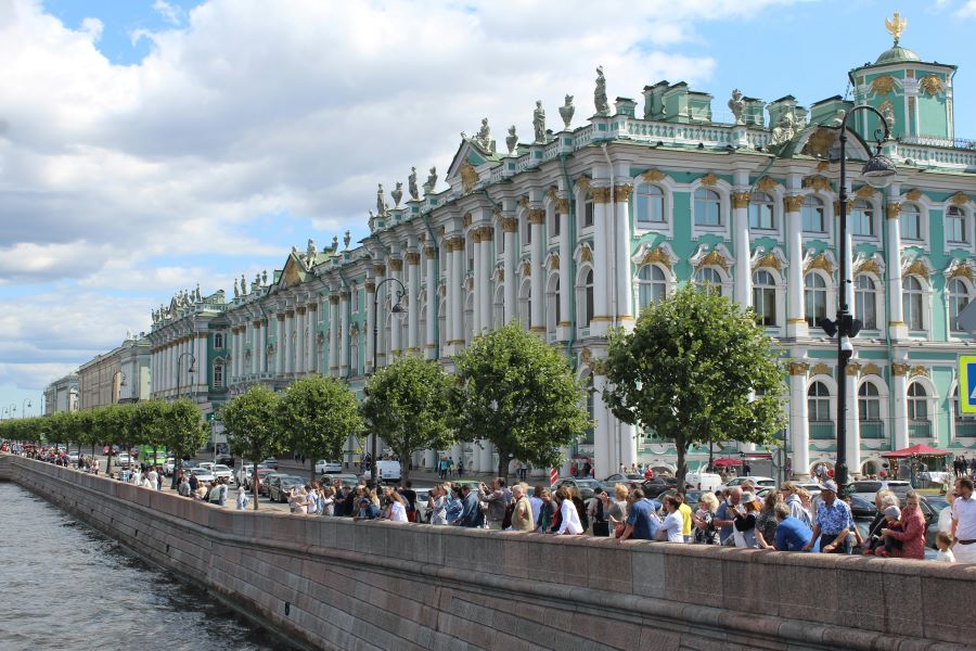 Cung điện nổi tiếng này tọa lạc bên dòng sông Neva huyền thoại của thành phố Saint Petersburg