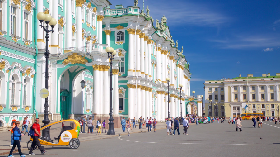 Cung điện thu hút lượng lớn du khách đến từ khắp nơi trên thế giới ghé tham quan mỗi năm 