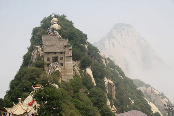 Cung đường "chết chóc" minh chứng cho tình yêu bất diệt 