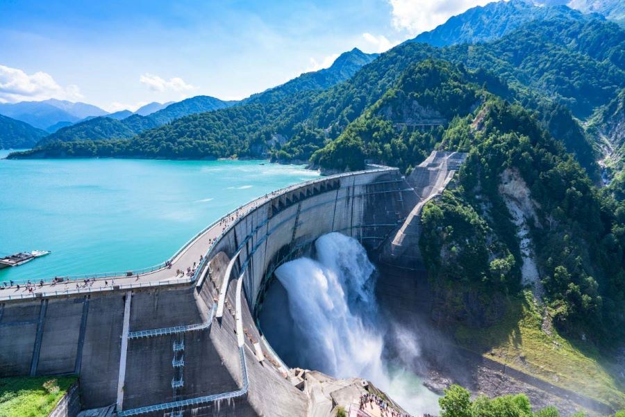 Đập Kurobe hùng vĩ với nước hồ xanh ngắt