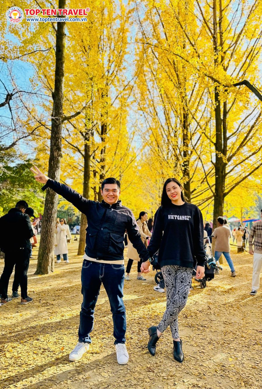 Cùng nhau đi dạo dưới những tán cây rực rỡ chắc chắn sẽ là một trong những khoảnh khắc lãng mạn nhất trong dịp lễ 20/10