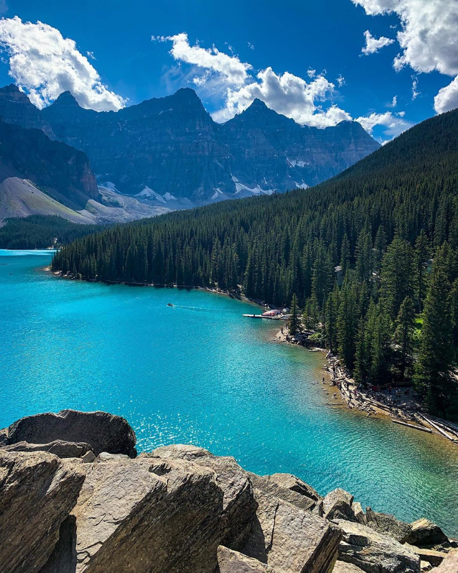 Với hơn 2 triệu hồ nước lớn nhỏ, Canada sở hữu nhiều điểm đến du lịch xinh đẹp nổi tiếng trên thế giới