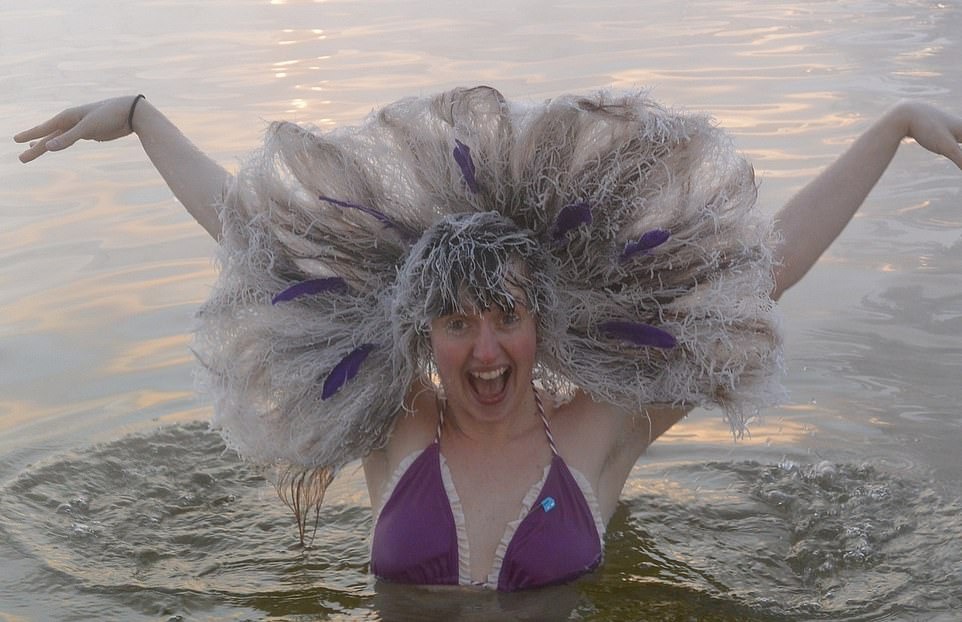 Một bộ tóc đóng băng hài hước gây cười cho người xem