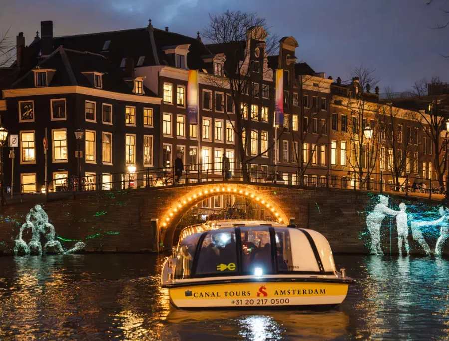 Du khách có thể ngồi thuyền dạo quanh thành phố ngắm khung cảnh rực rỡ