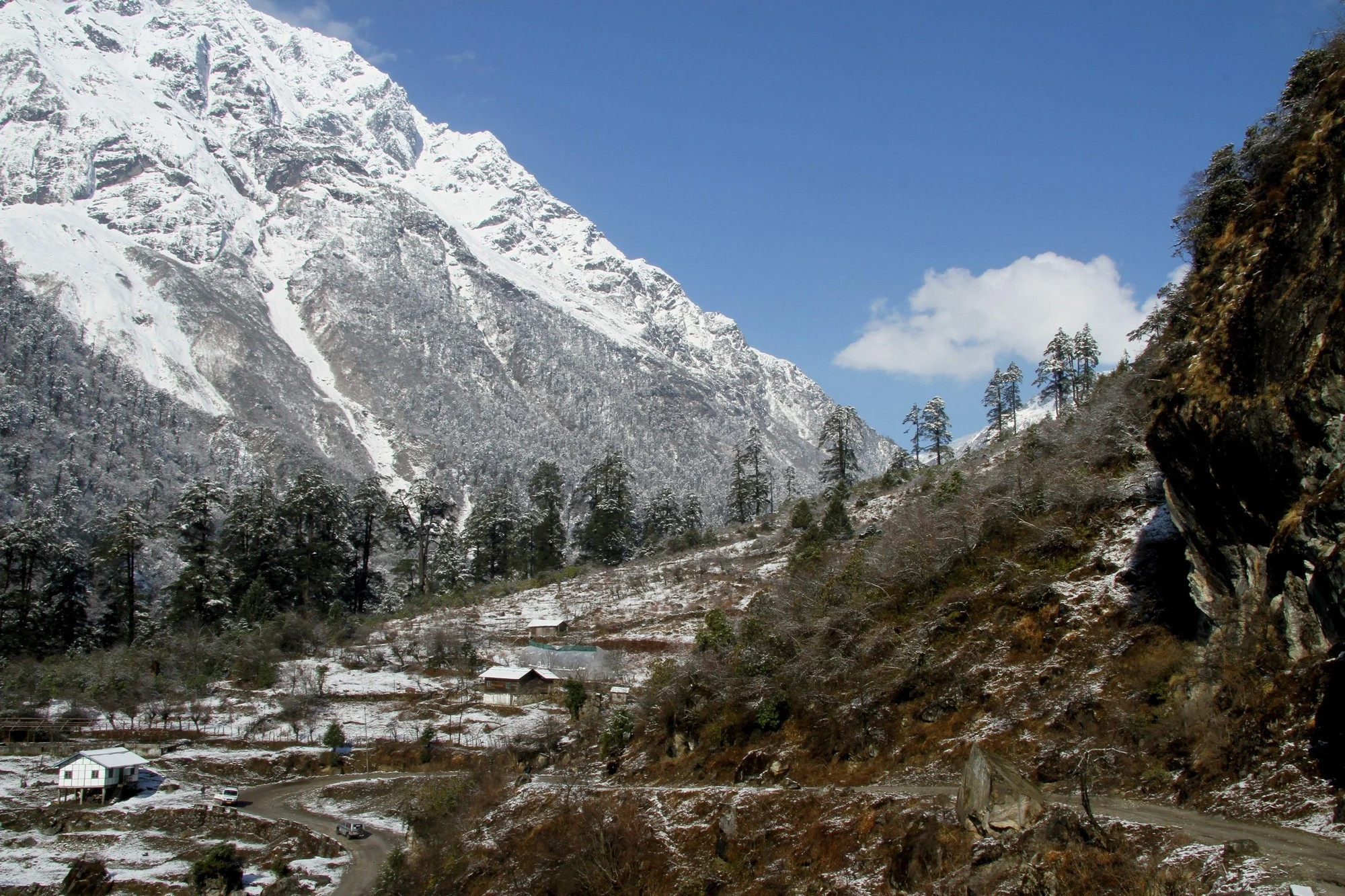 Gần dãy Himalaya của Ấn Độ còn có tuyết rơi vào những ngày mùa đông giá lạnh