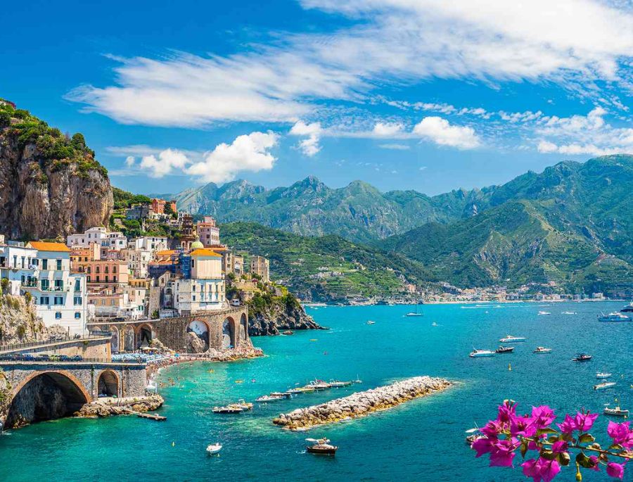 Bờ biển Amalfi sở hữu khung cảnh đẹp với rất nhiều các hoạt động vui chơi hấp dẫn