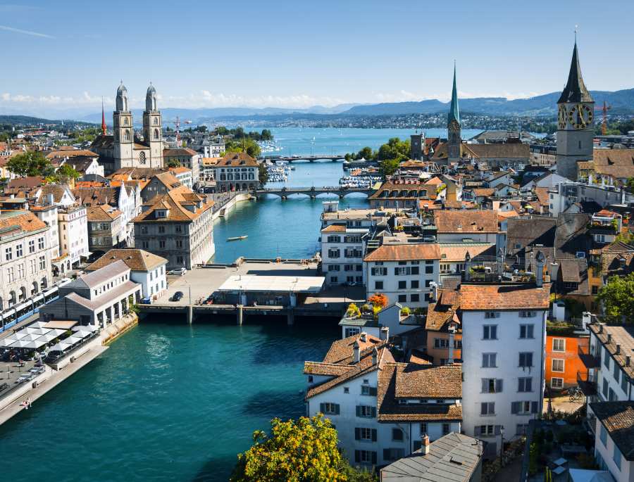 Zurich là thành phố lớn nhất tại Thụy Sĩ với vẻ đẹp cổ kính kết hợp cùng những hồ nước trong xanh