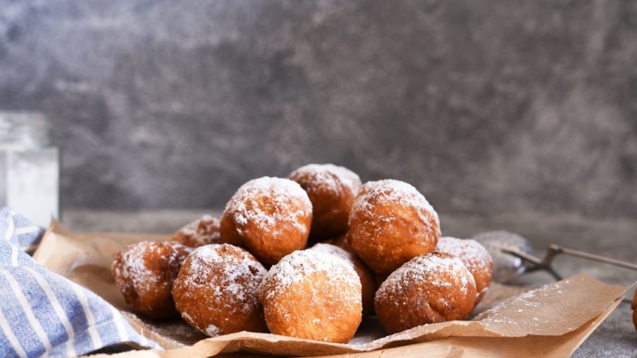 Oliebollen là món bánh truyền thống vào mỗi dịp Tết tại Hà Lan