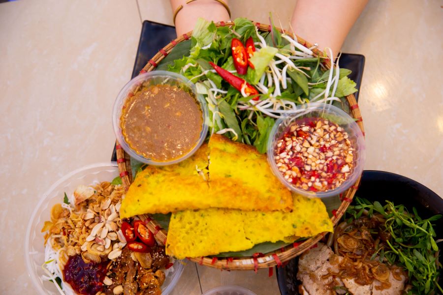 Bánh xèo Đà Nẵng nổi bật với lớp vỏ phía ngoài giòn rụm có màu vàng ươm cực kỳ đẹp mắt