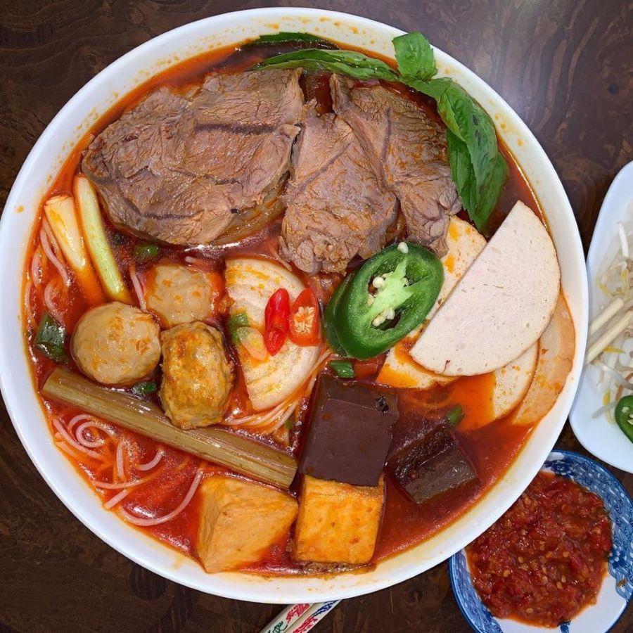 Bún bò Đà Nẵng sử dụng bún sợi nhỏ, nước dùng đậm mùi sa tế, ăn cùng thịt tái và bắp bò