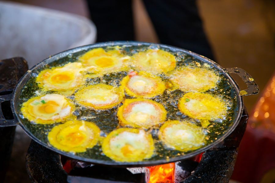 Bánh căn Đà Nẵng nổi bật với lớp vỏ giòn tan rôm rốp trong miệng, ăn hoài không ngán