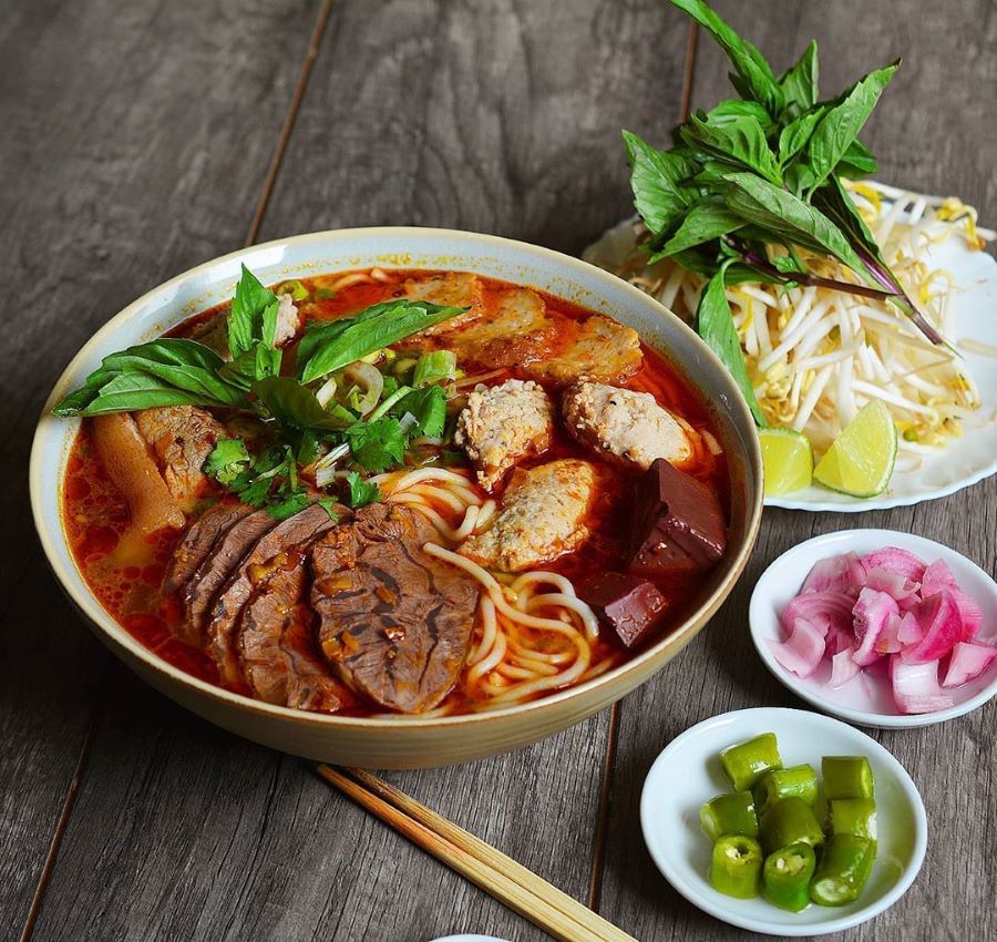 Bún bò Huế mang hương vị đậm đà, cay nhẹ đặc trưng của ẩm thực miền Trung 