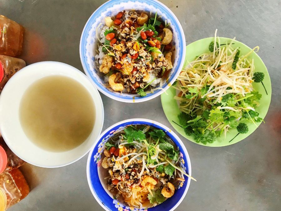 Cơm hến trở thành đặc sản Huế nhờ hương vị thơm ngon khác biệt