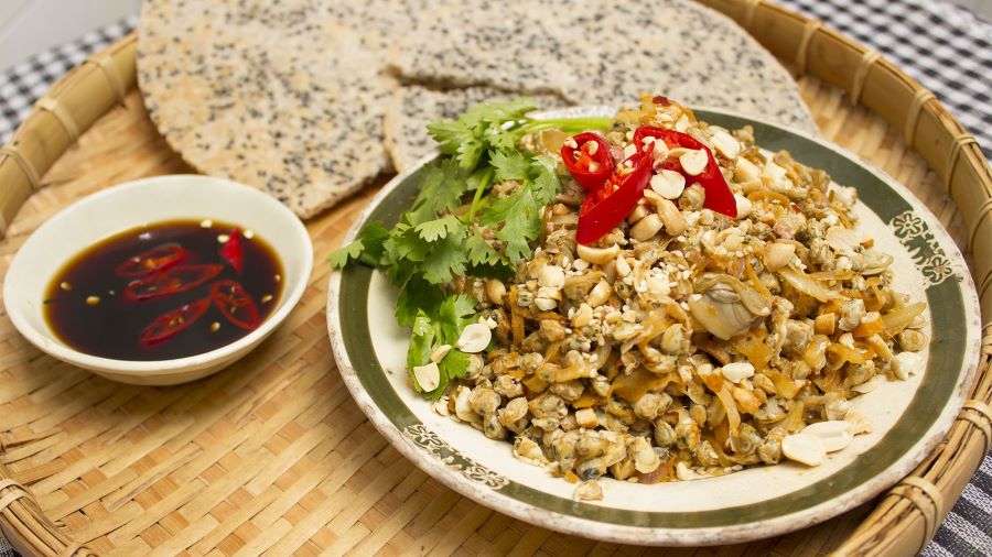 Hến xúc bánh tráng tưởng đơn giản nhưng lại khiến người ta muốn ăn mãi không ngừng