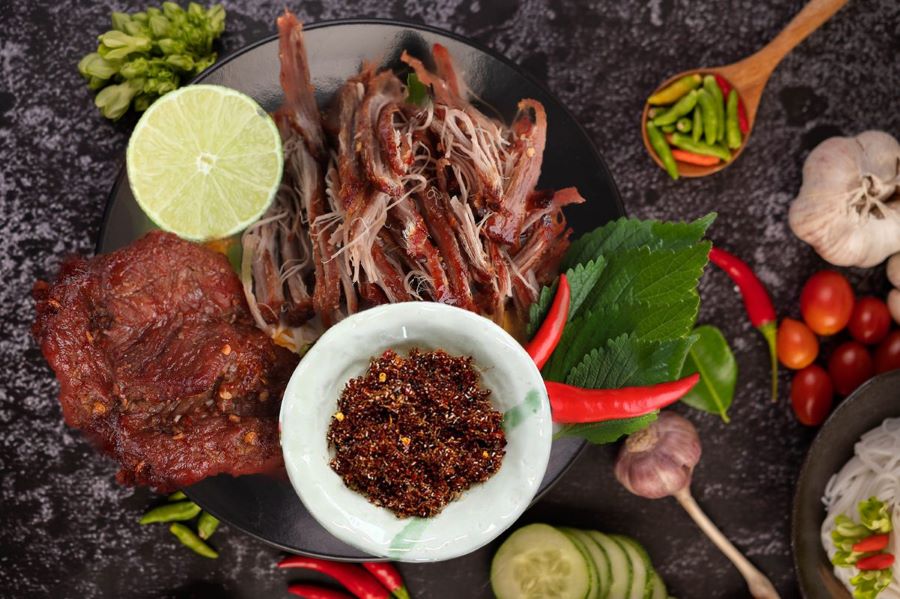 Muối kiến vàng có thể ăn kèm với nhiều món ngon độc đáo như gỏi, bò một nắng hoặc đồ nướng,...