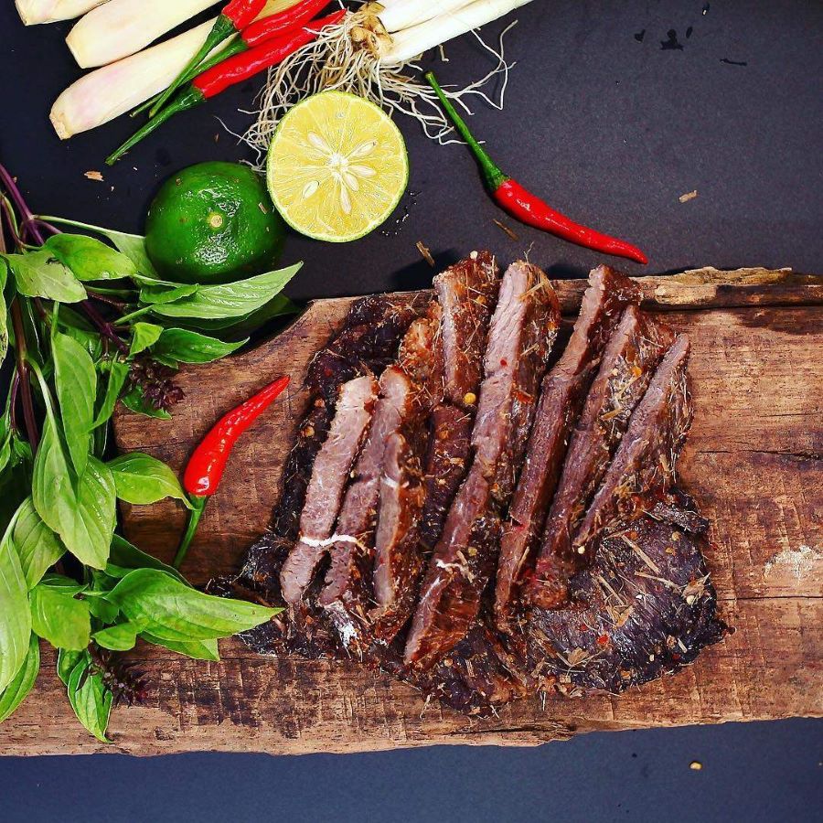 Bò một nắng - đặc sản Phú Yên nổi tiếng vừa có thể mua làm quà, vừa có thể thưởng thức ngay tại chỗ