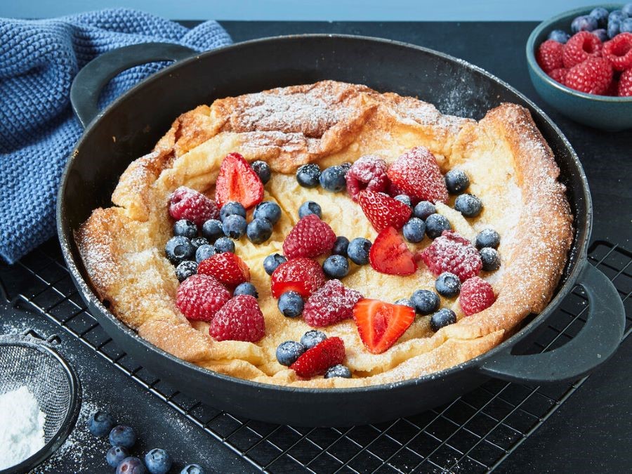 Phần vỏ bánh vàng ươm, giòn tan, quyện cùng vị ngọt béo mềm mại của phần nhân bên trong