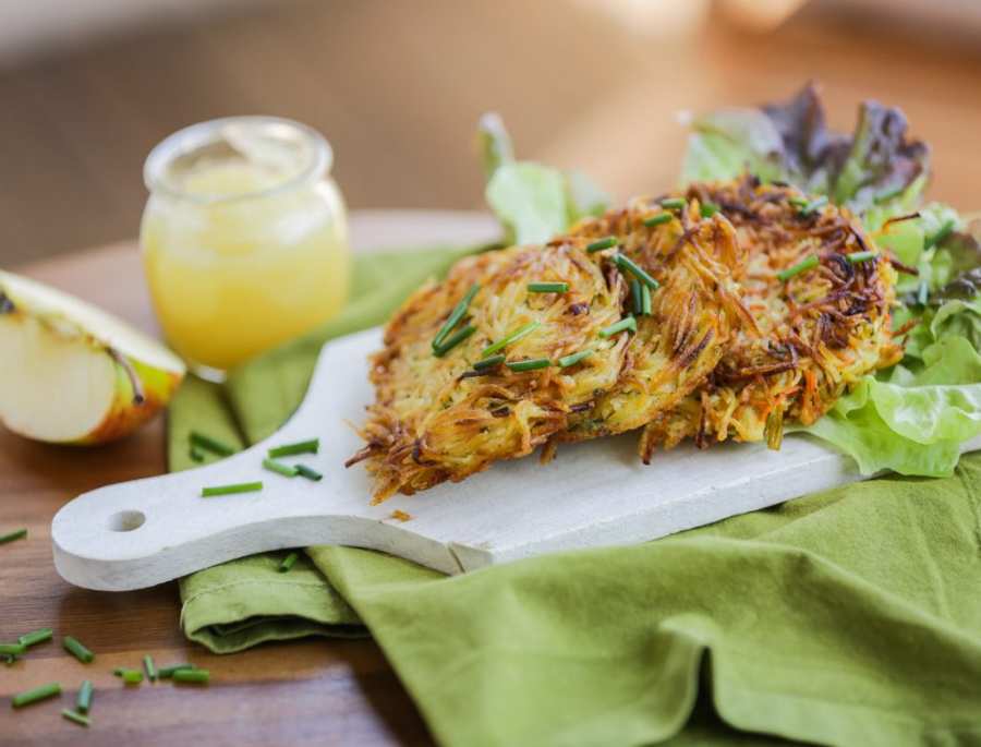  Gromperekichelcher thường được làm từ khoai tây bào nhuyễn, hành tây, rau mùi và các gia vị khác