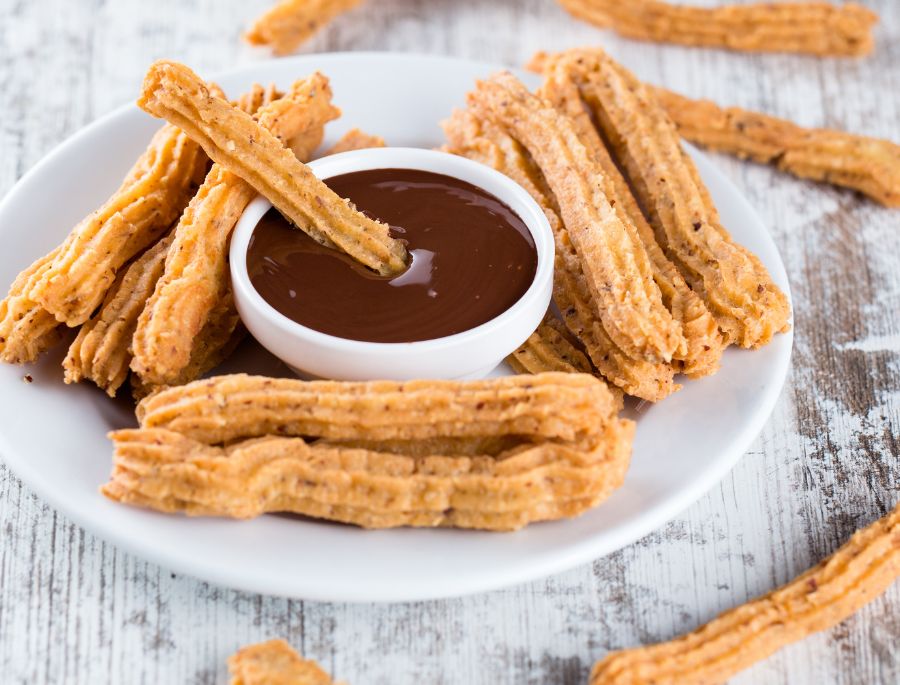Bánh Churros thơm ngon là một món ăn đường phố phổ biến tại Tây Ban Nha