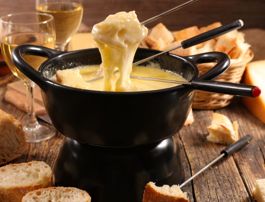 Phần phô mai được chế biến thành một hỗn hợp sánh mịn thơm ngon