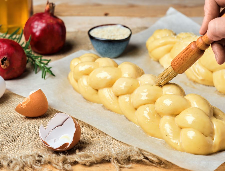 Bánh có hình dạng đặc biệt và thường được làm từ bột mì, trứng, sữa và men