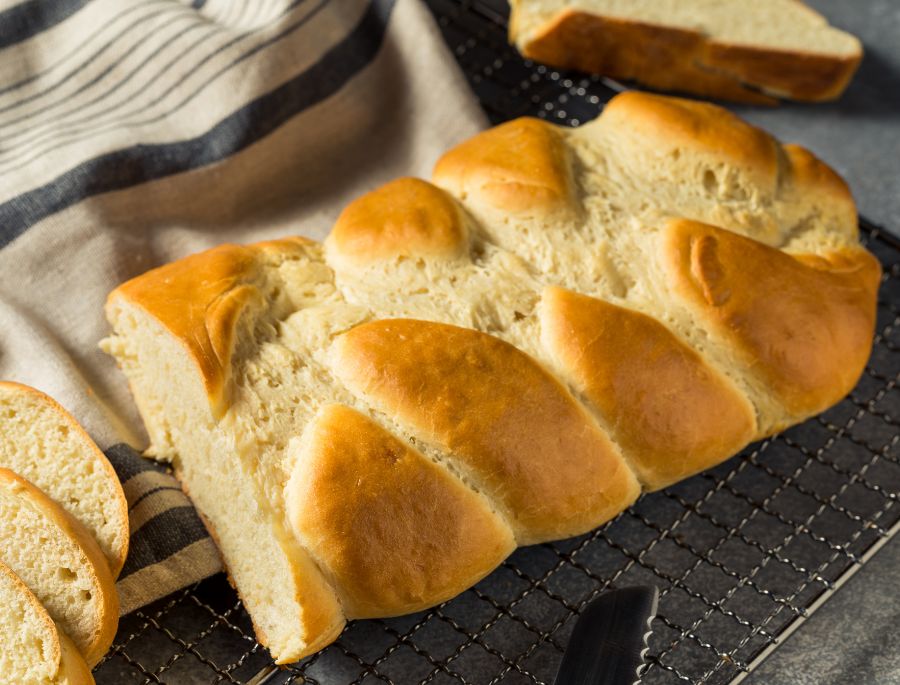 Phần vỏ bánh giòn tan, lớp ruột bên trong mềm mịn, thơm lừng mùi bơ và trứng