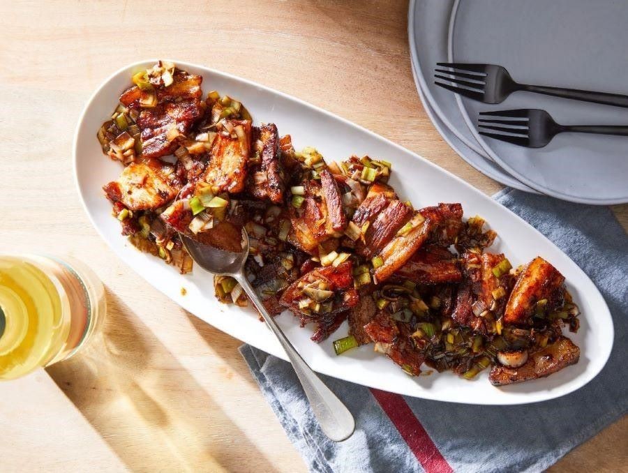 Món thịt heo xào với nước sốt đậu cay, lá tỏi xanh và đậu đen lên men vô cùng độc đáo