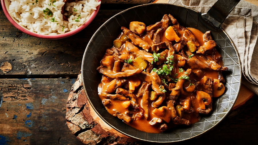 Thịt bê nấu kiểu Zurich - Zurchergeschnetzeltes là đặc sản nổi tiếng tại Thuỵ Sĩ