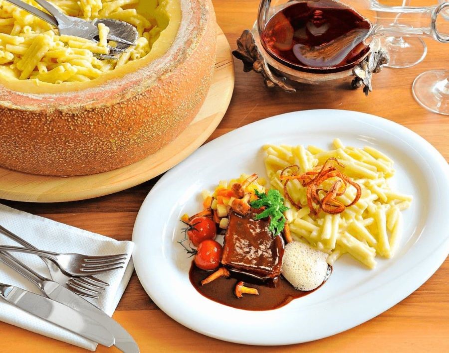 Mì ống nấu phô mai - Alplermagronen nổi tiếng tại Thuỵ Sĩ
