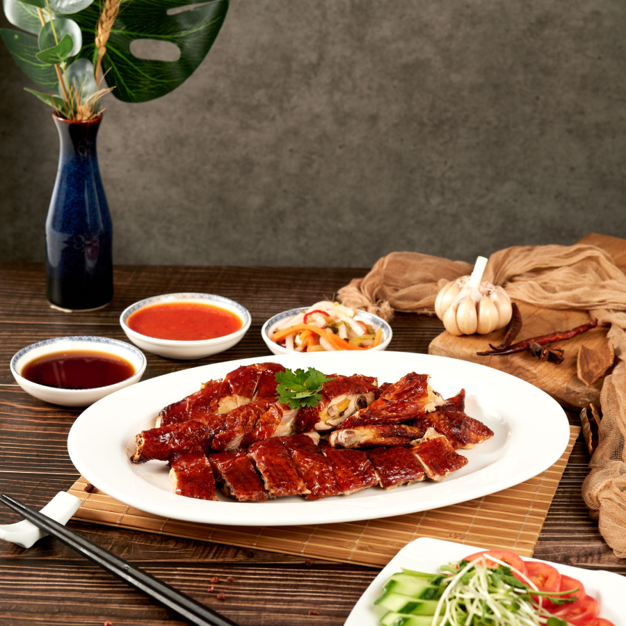 Vịt quay là một đặc sản ẩm thực nổi tiếng có nguồn gốc từ Trung Hoa