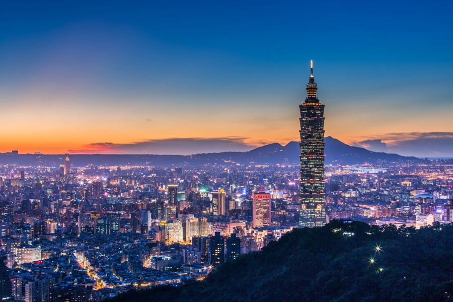 Ngắm nhìn Đài Bắc từ tầng quan sát của tòa nhà Taipei 101 vào ban đêm là một trải nghiệm không thể bỏ qua khi đến Đài Loan