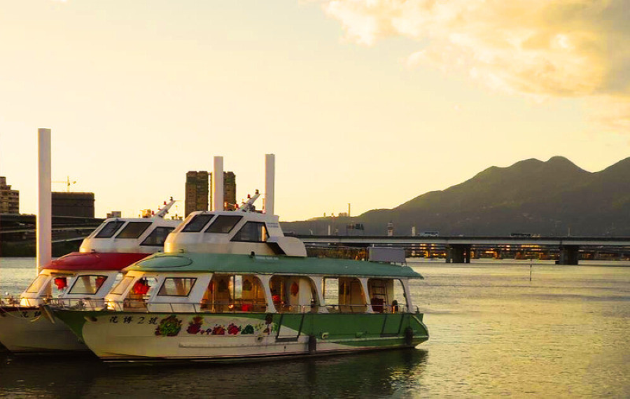 Một trải nghiệm không thể bỏ qua khi đến Đài Bắc về đêm chính là chuyến phà lãng mạn tại công viên giải trí Miramar