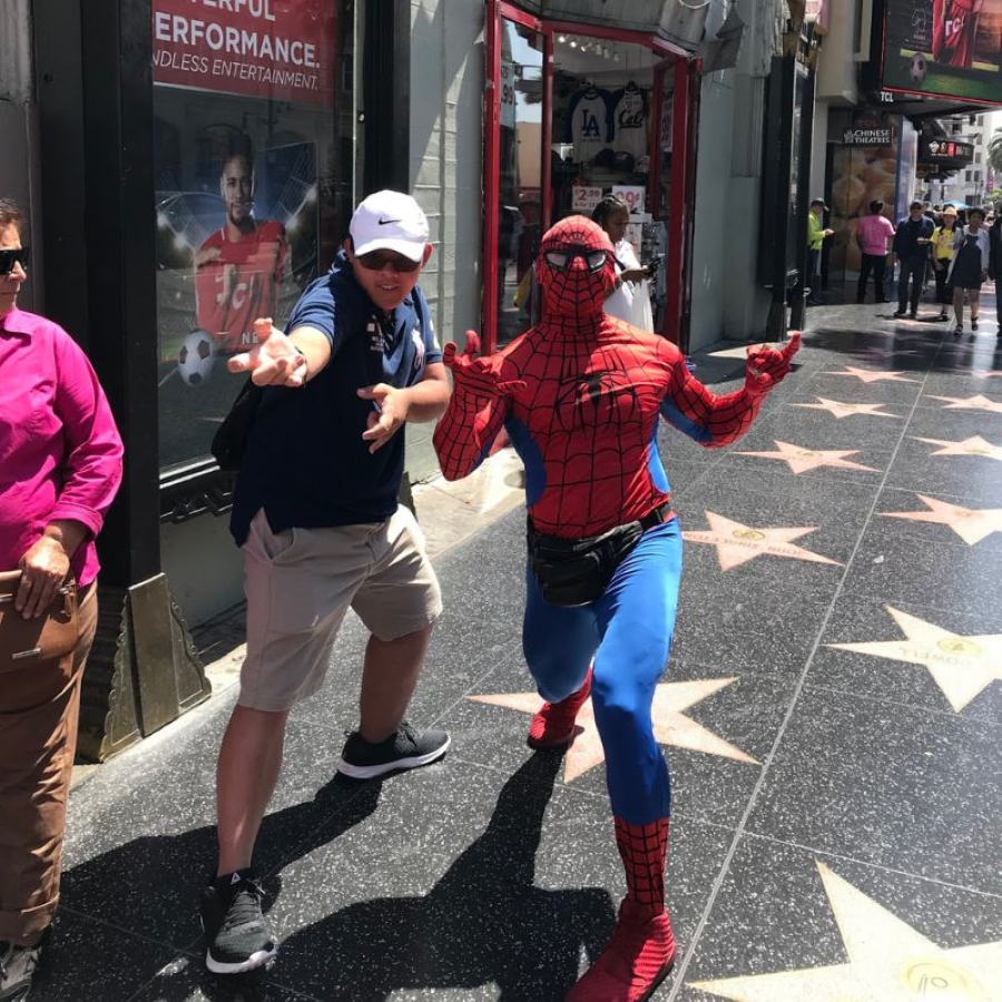 Dạo quanh Đại lộ Danh vọng Hollywood, bạn sẽ không khỏi bất ngờ khi bắt gặp những nhân vật truyện tranh hay siêu anh hùng