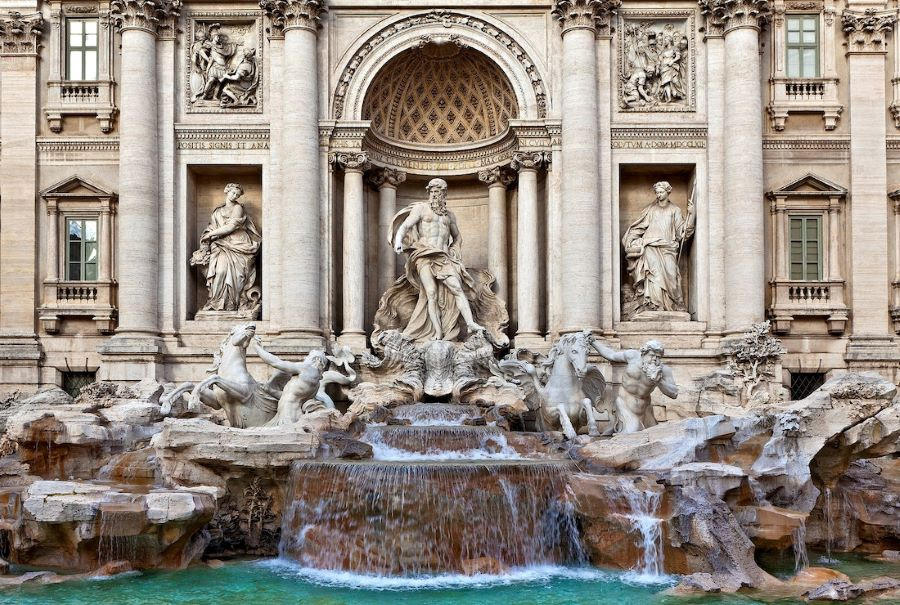 Đài phun nước Trevi nổi bật với những bức tượng các vị thần