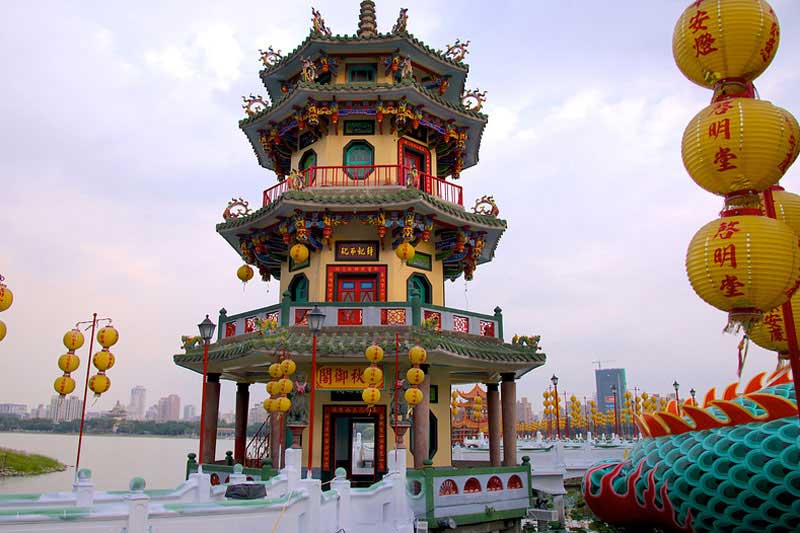 Đài Xuân Thu được thiết kế với hai tòa tháp bốn tầng