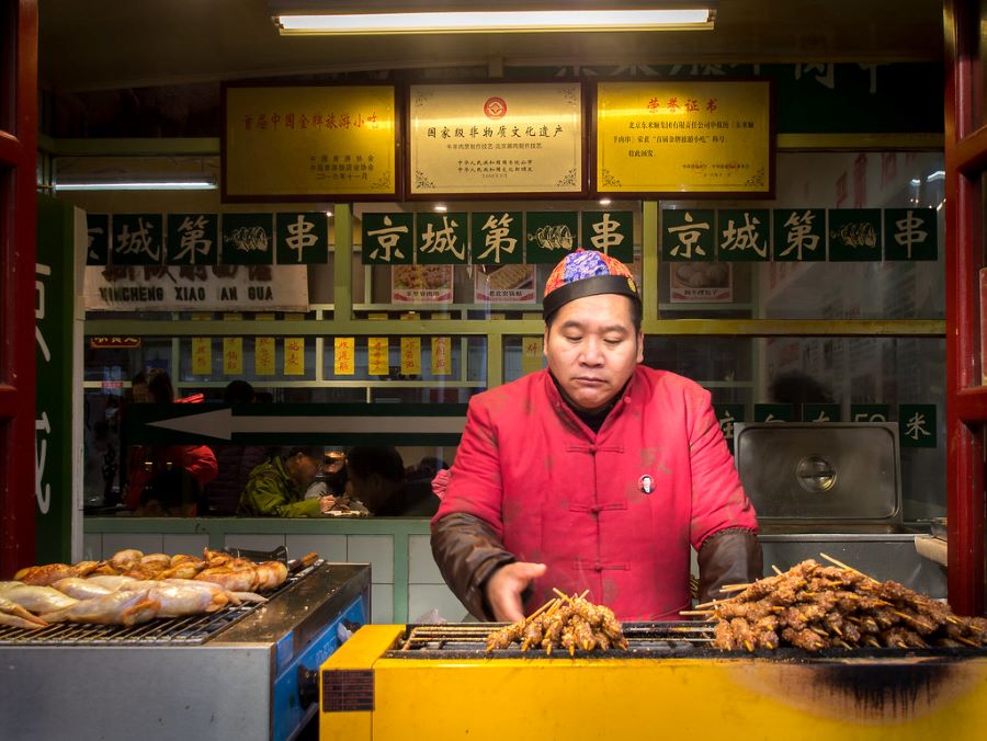 Du khách đừng quên thưởng thức những món ngon địa phương hấp dẫn tại các quán ăn đường phố ở Bắc Kinh nhé!