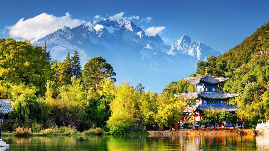 Thung lũng Shangrila được bao quanh bởi đồi núi nhấp nhô trùng điệp và những hồ nước trong xanh 