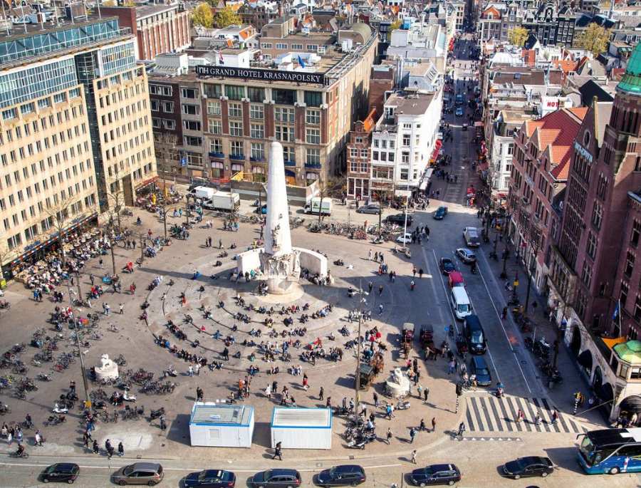 Quảng trường Dam Square nhìn từ trên cao với diện tích rộng lớn