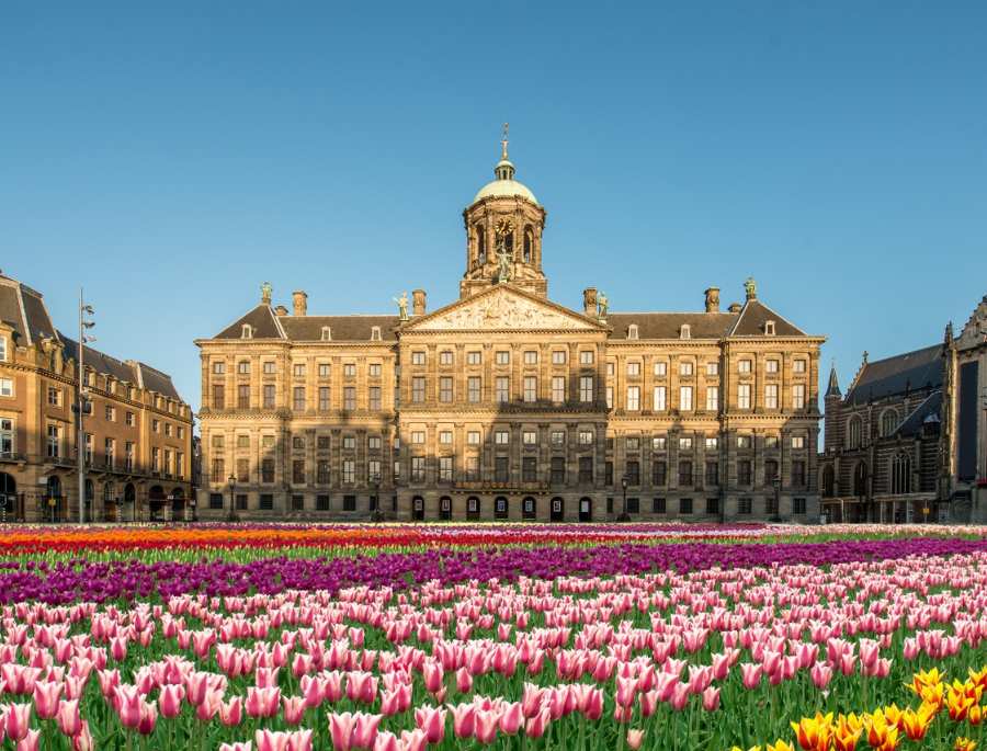 Cung điện Hoàng gia (Royal Palace) là địa điểm nổi bật tại Dam Square