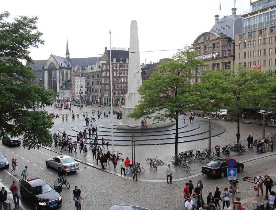 Dam Square luôn thu hút lượng lớn khách du lịch tới tham quan và khám phá