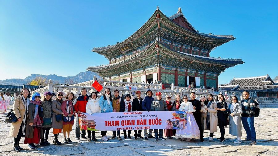 Đoàn khách tham gia tour du lịch Hàn Quốc trọn gói giá tốt nhà Top Ten