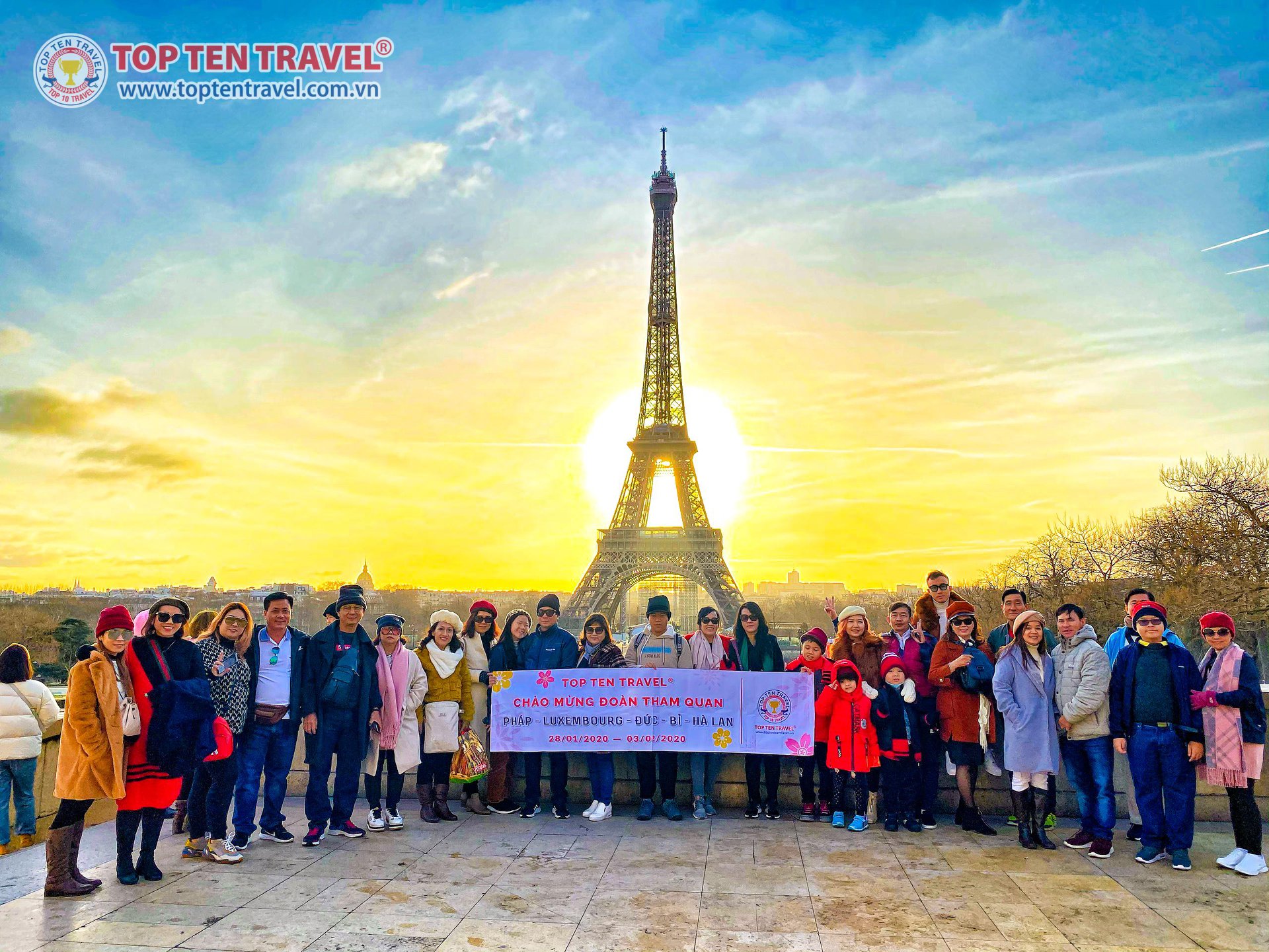 Tháp Eiffel luôn là địa điểm checkin lý tưởng của rất nhiều du khách