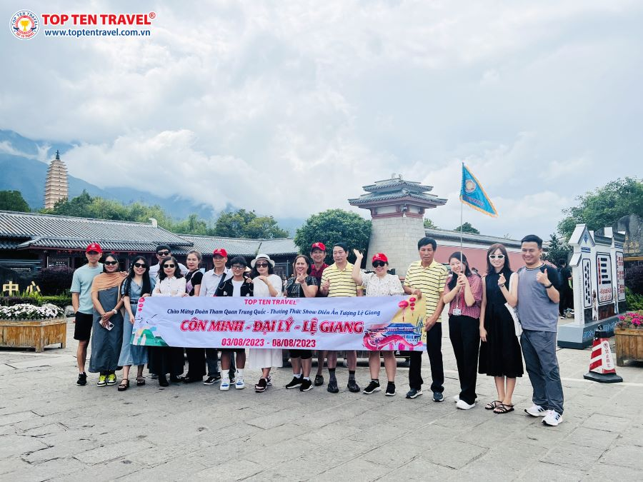 Đoàn khách Top Ten Travel trong tour tham quan Trung Quốc