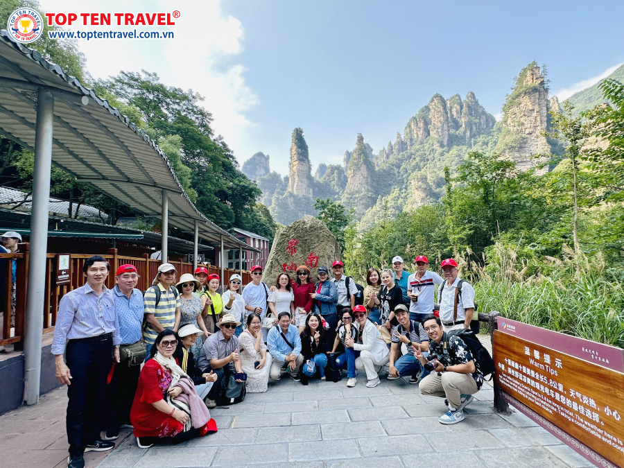Đoàn khách Top Ten Travel tham quan nhiều điểm đến hấp dẫn