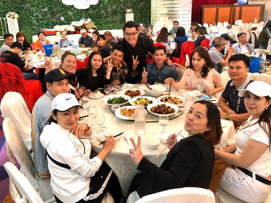 Khách nhà Top Ten thưởng thức ẩm thực trong tour tham quan