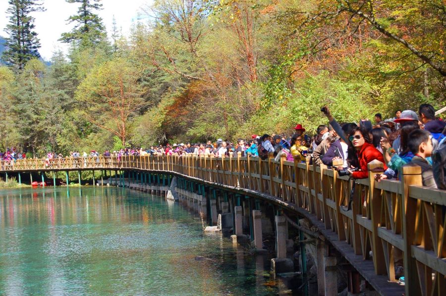 Rất đông khách du lịch tới để tham quan và chiêm ngưỡng cảnh đẹp của Cửu Trại Câu